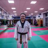 Avviciniamo il grande del gruppo, il 54enne Francesco, anche lui con in vita la cintura nera. �Dieci anni fa portai mia figlia a fare Taekwondo � afferma �, e pi� si allenava pi� mi innamoravo di questa disciplina. Cos� un giorno, al suo posto, decisi di fare lezione io. Bene, oggi ho l�abilitazione da allenatore�